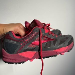 Brooks Cascadia trail running shoes sz 8.5 sample new gray pink
